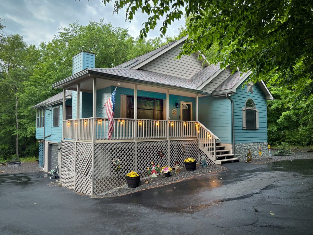 Exterior photo of the Quiet Pond Lookout vacation rental property.